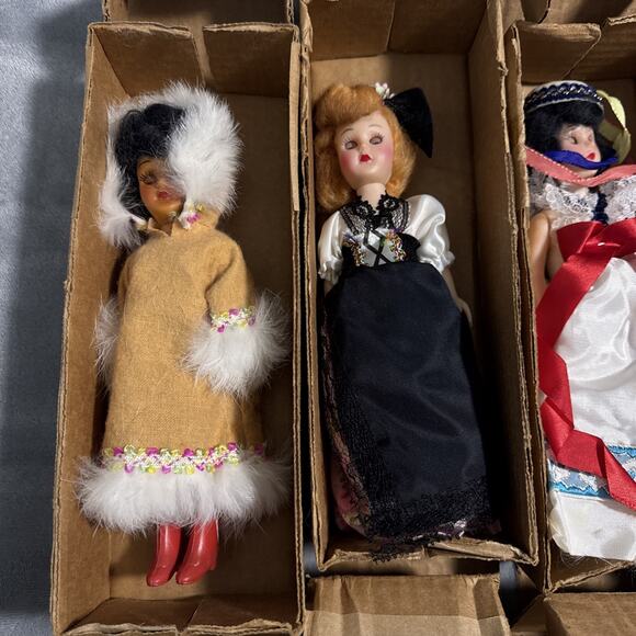 🔥Vintage Indonesian World Dressed Style Dolls Lot of 9 BNIB🔥 - Picture 3 of 7